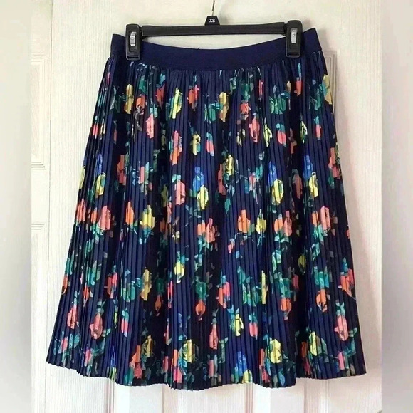 Merona Navy Blue Floral Flowy  Pleated Skirt Size Medium multi colored - Picture 2 of 6
